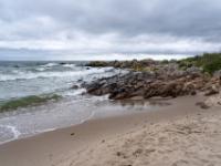 Am kleinen felsenumrahmten Strand - Sandkäs
